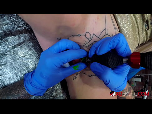❤️ Extremamente tatuada, a brasa Sully Savage fez uma tatuagem em seu clítoris ❤ Sexo vídeo em nós pt-br.bestsexporno.ru